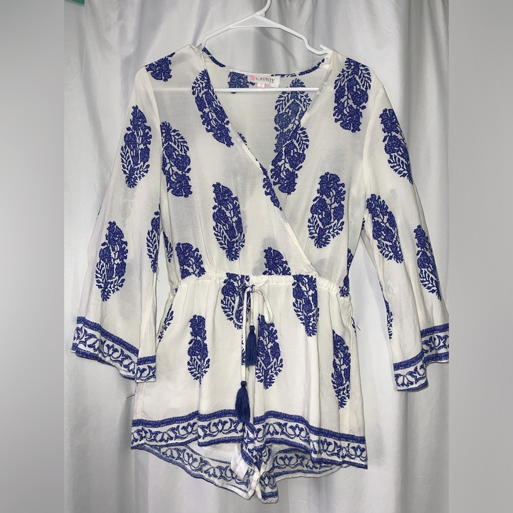 l’atiste white and blue romper. size Medium. WORN ONCE. smoke free home. 3 inch